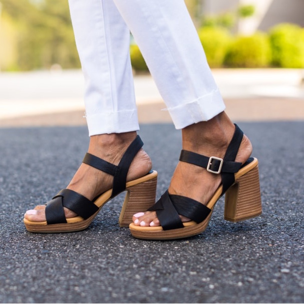 Kork Ease Hutton Black Leather Sandals Sz 9